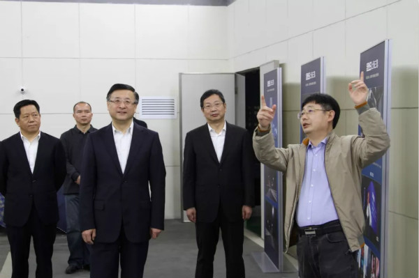 上海市委常委、市委政法委書(shū)記陳寅（中）、閔行區(qū)區(qū)委書(shū)記朱芝松（右二）、區(qū)委常委、政法委書(shū)記劉豫峰（左一）聽(tīng)取上海三思總裁王鷹華（右一）介紹LED相關(guān)技術(shù)和產(chǎn)品
